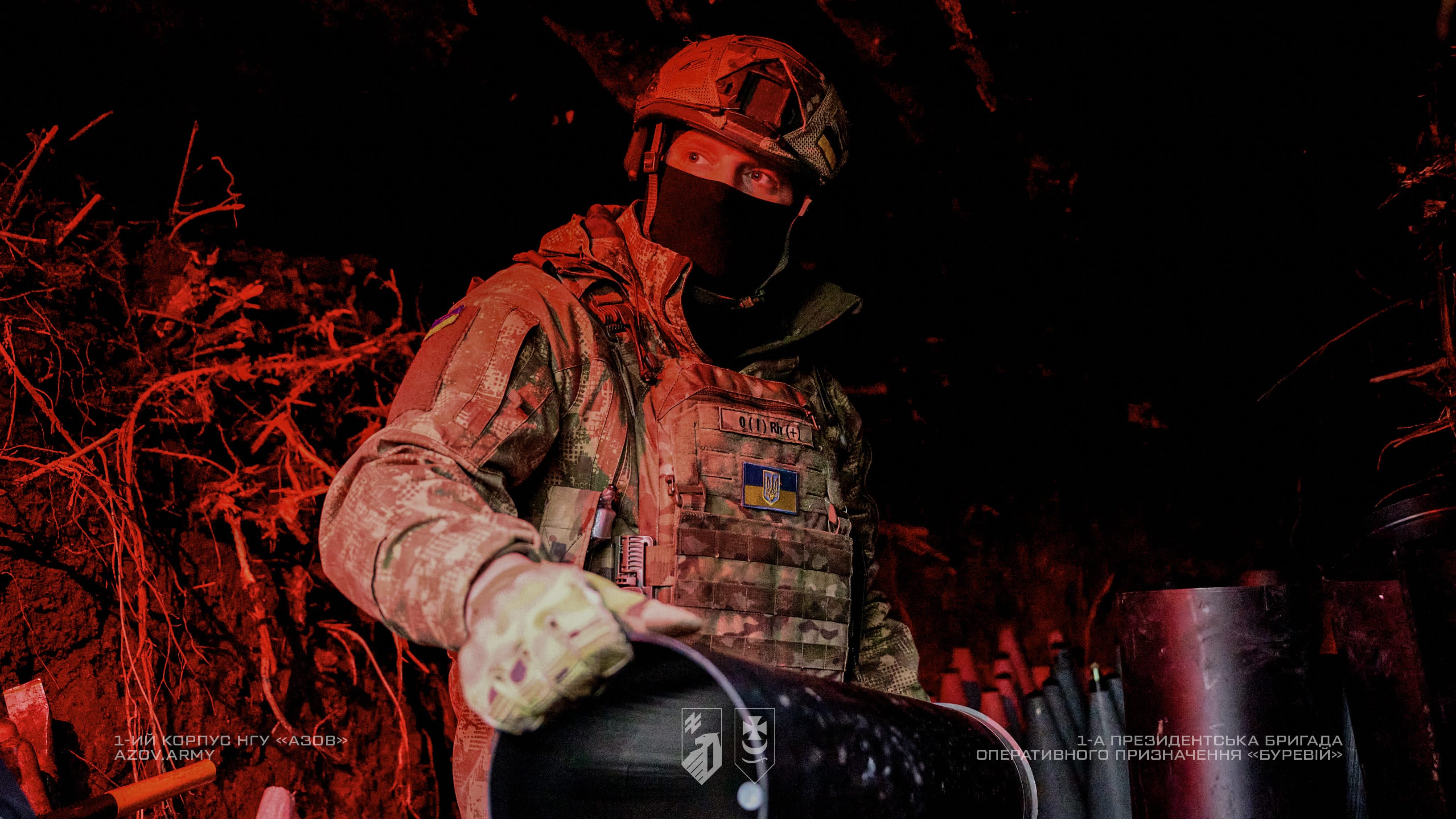 артилерист бригади буревій зі снарядом в руках