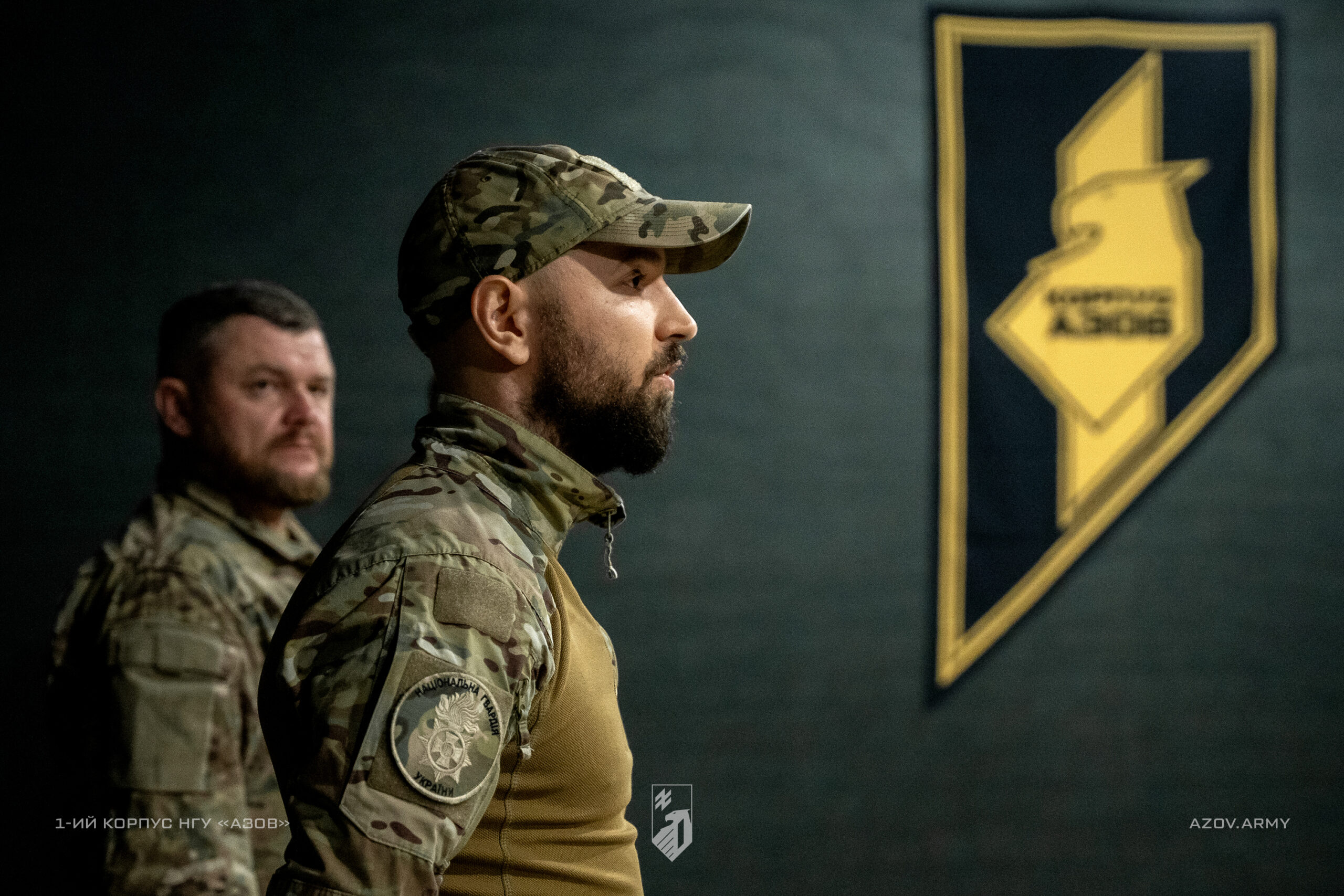 Заступник командира 1 корпусу НГУ «Азов», полковник Микита «Раз-Два» Надточій відзначив бійців шевронами корпусу.