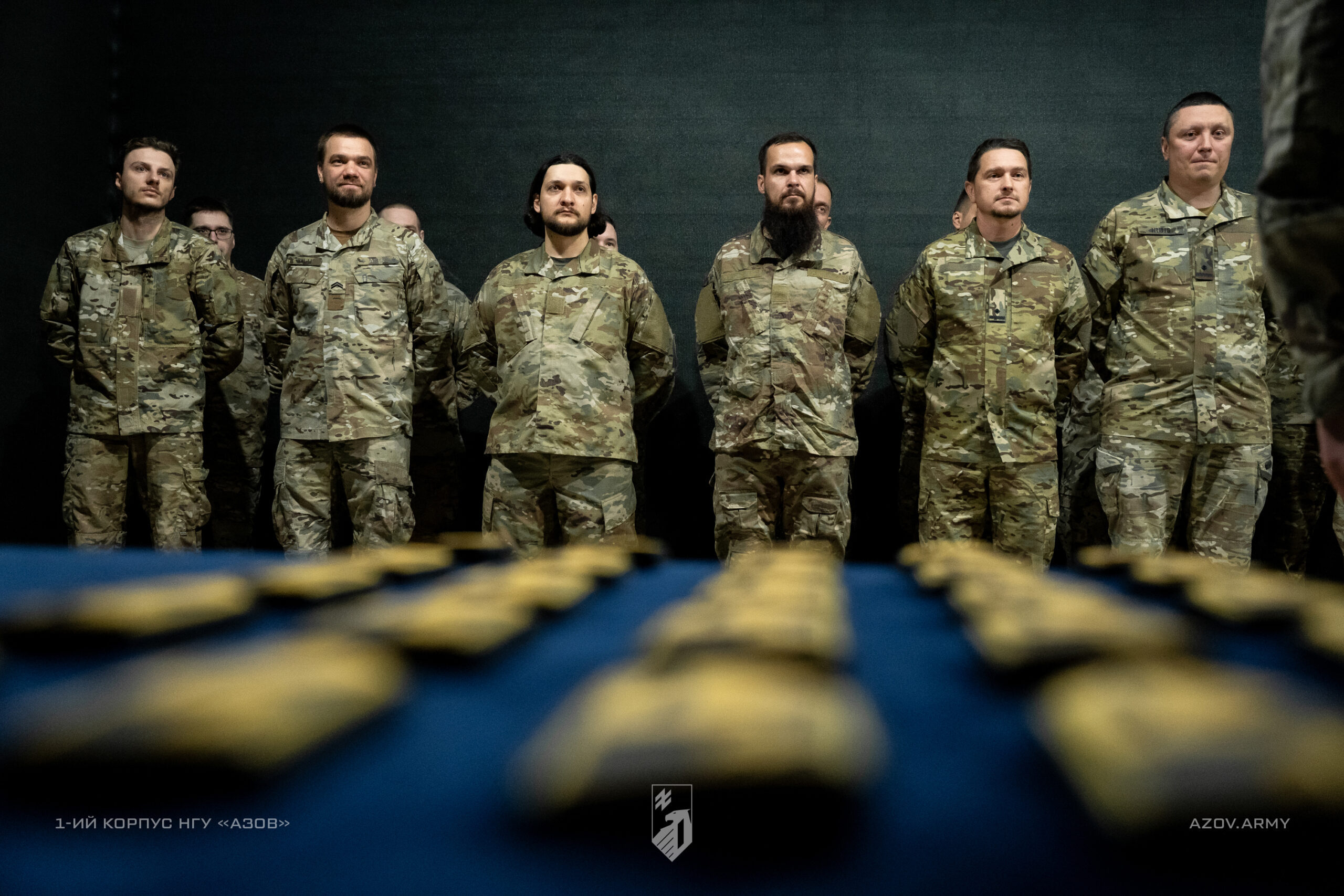 Заступник командира 1 корпусу НГУ «Азов», полковник Микита «Раз-Два» Надточій відзначив бійців шевронами корпусу.