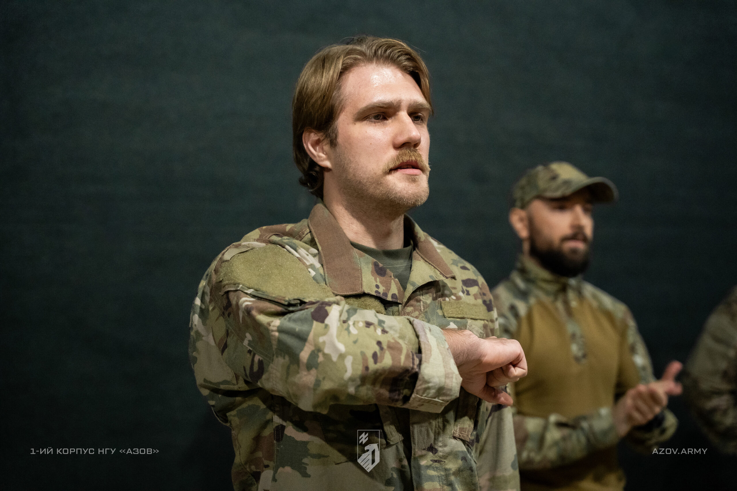 Заступник командира 1 корпусу НГУ «Азов», полковник Микита «Раз-Два» Надточій відзначив бійців шевронами корпусу.