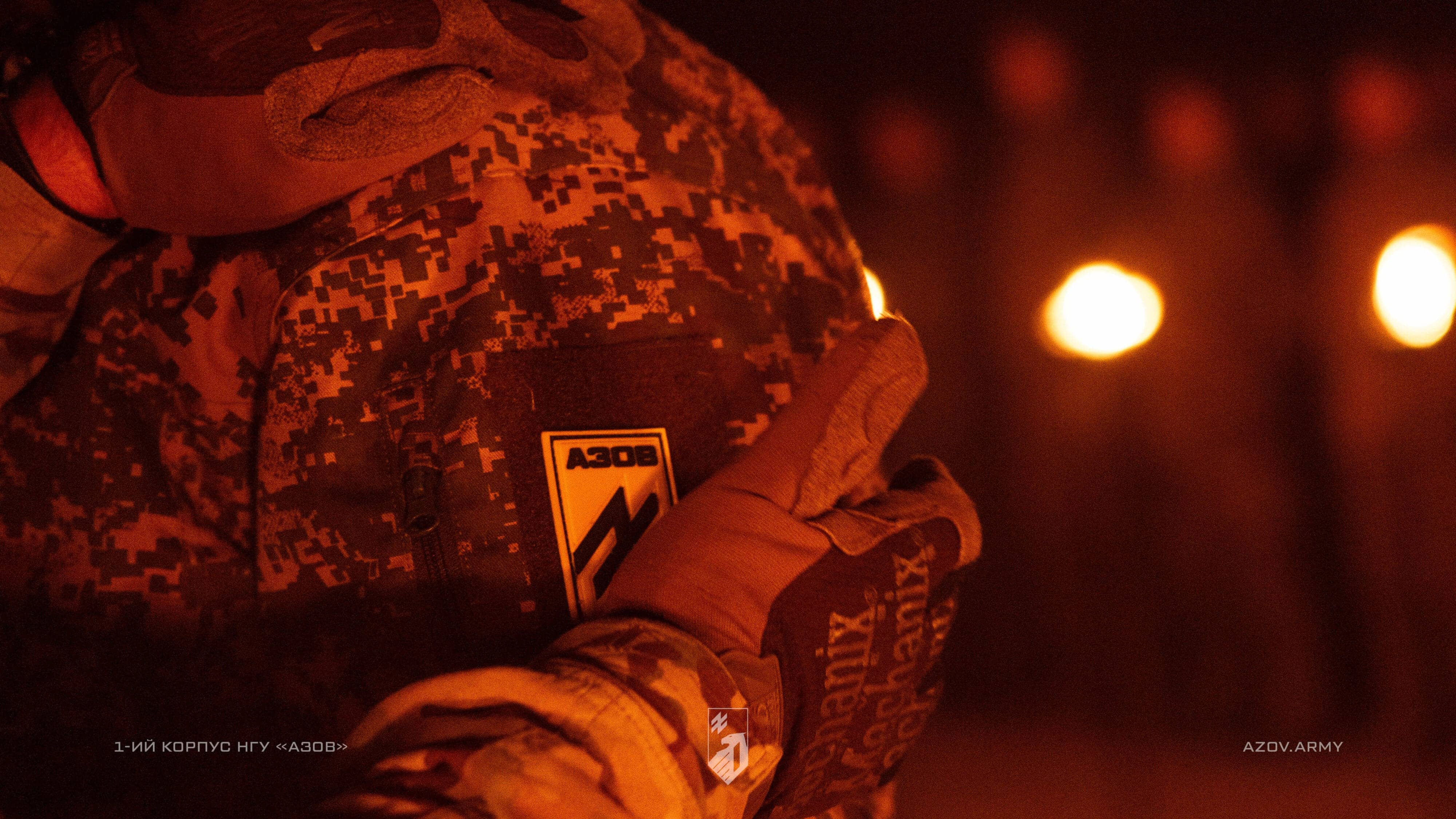 азовському рекруту прибивають шеврон