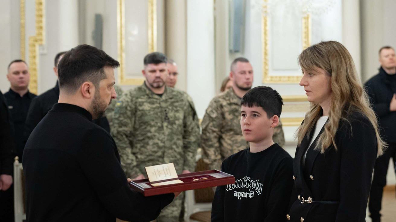 Звання «Герой України» з врученням ордену «Золота зірка» (посмертно) майора Василя Полагнюка отримали дружина і син Героя.