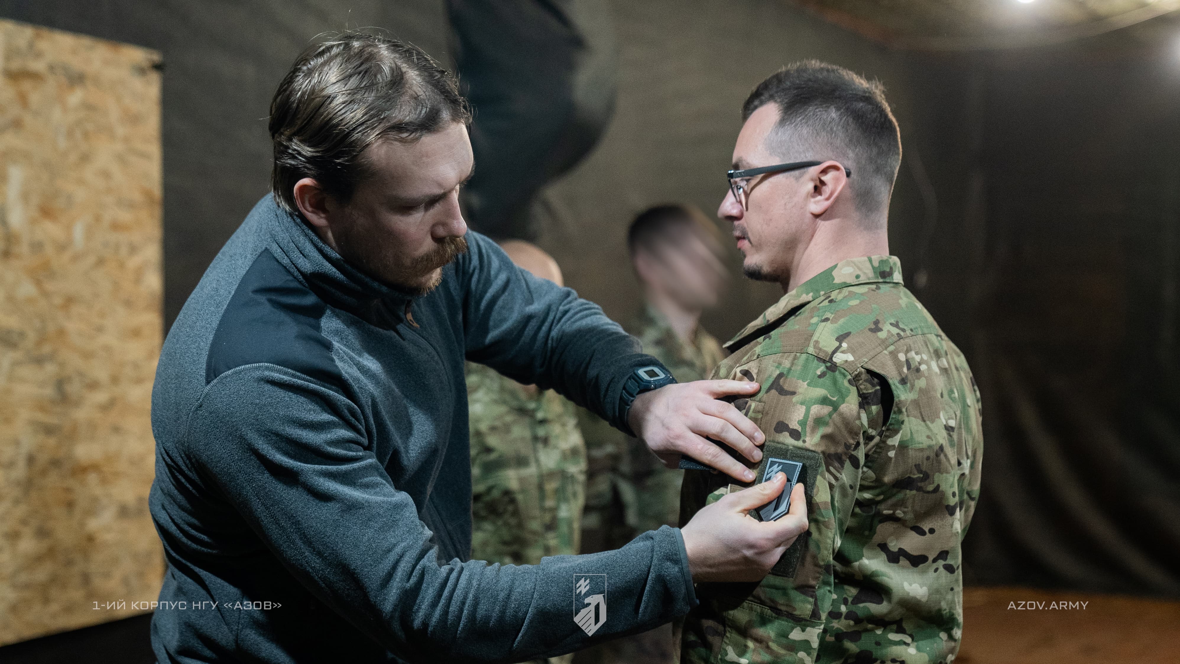 Командир 1 корпусу НГУ «Азов», полковник Денис «Редіс» Прокопенко вручає шеврон бійцю