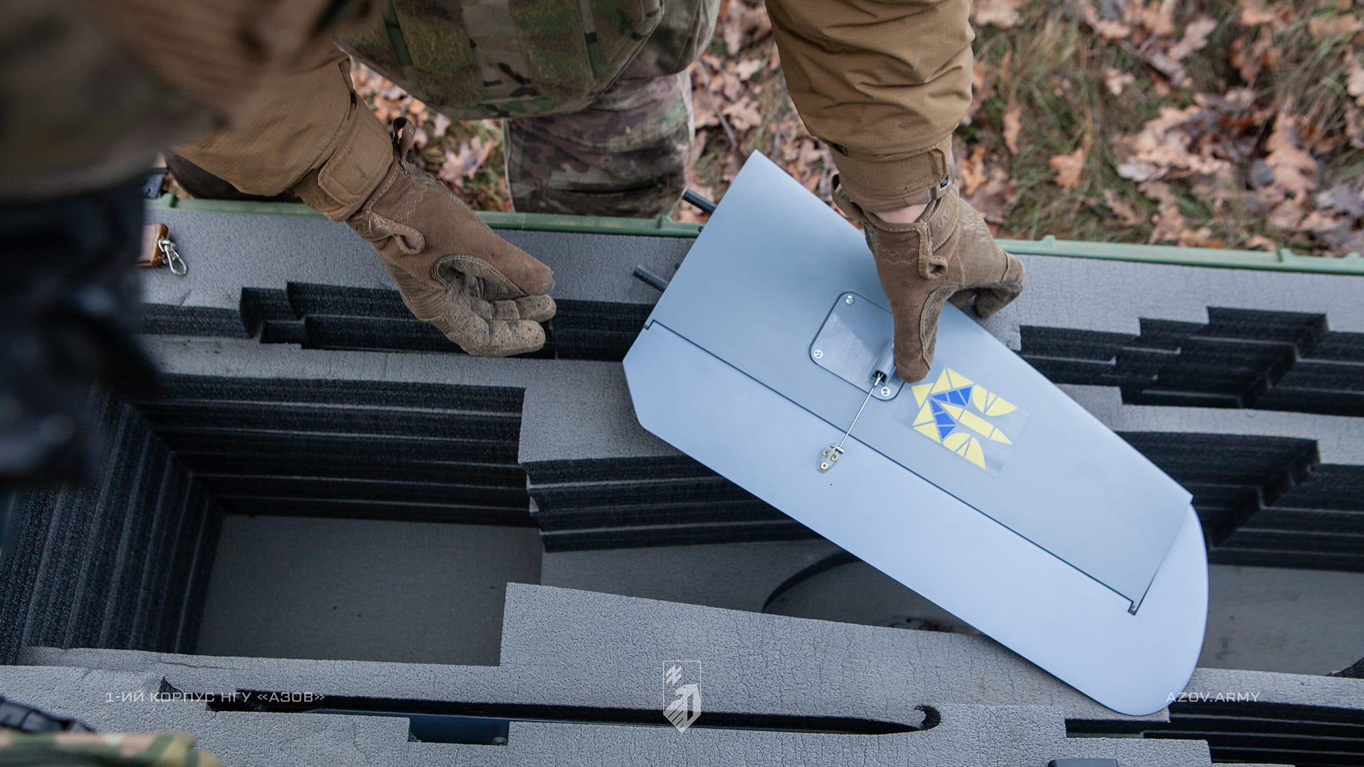 Військовослужбовець 1-го корпусу НГУ «Азов» дістає деталі розвідувального БПЛА