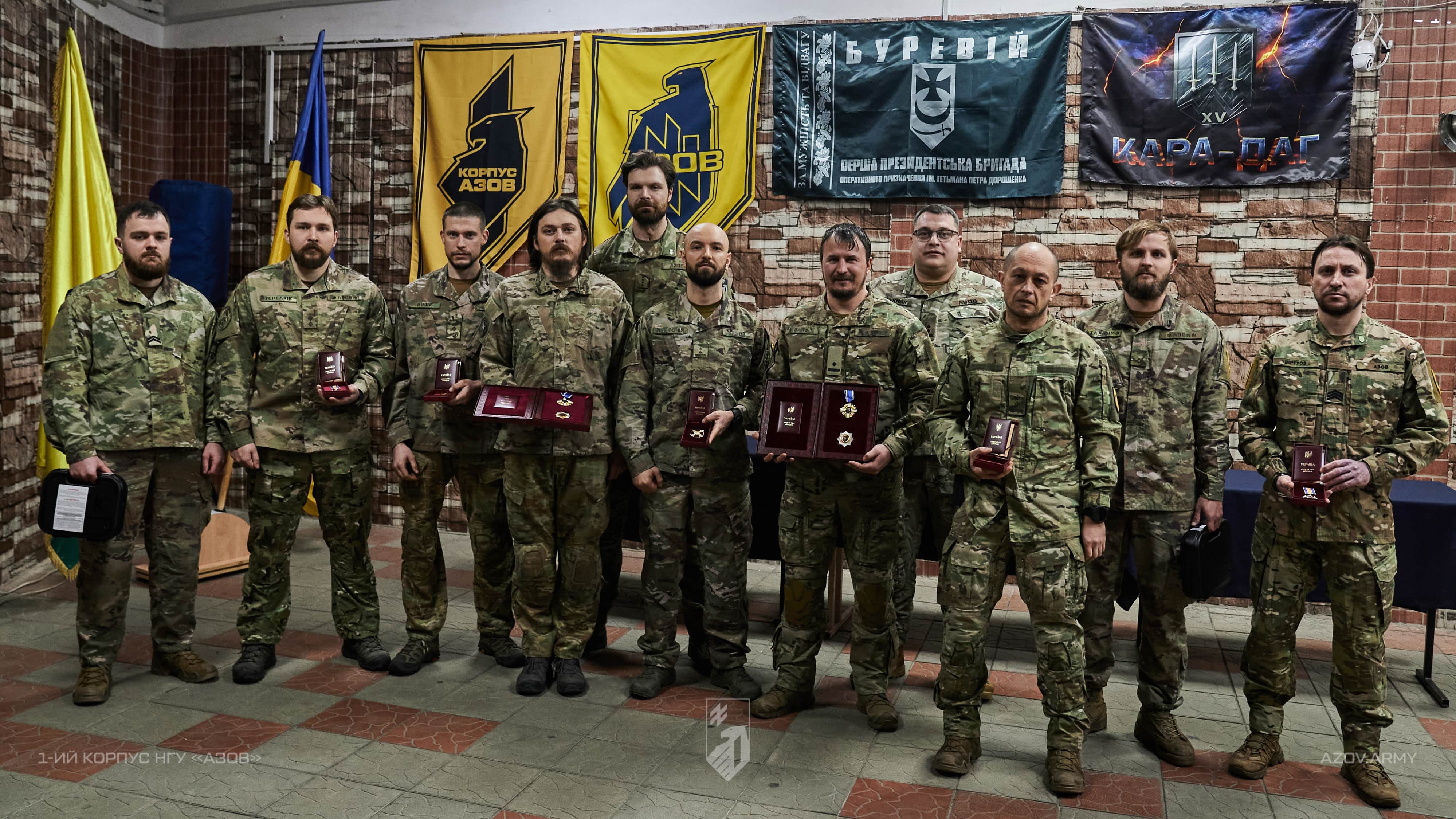 Групове фото військовослужбовців із нагородами після церемонії вручення