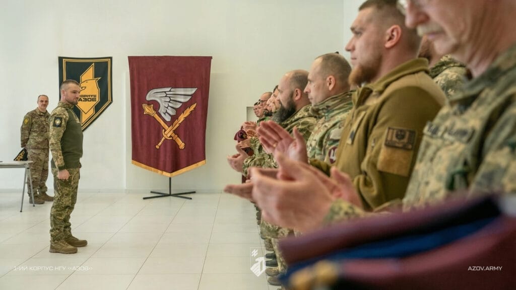 Військовослужбовці 7-го корпусу ДШВ отримали шеврони випускників Хорунжої школи імені Миколи Сціборського