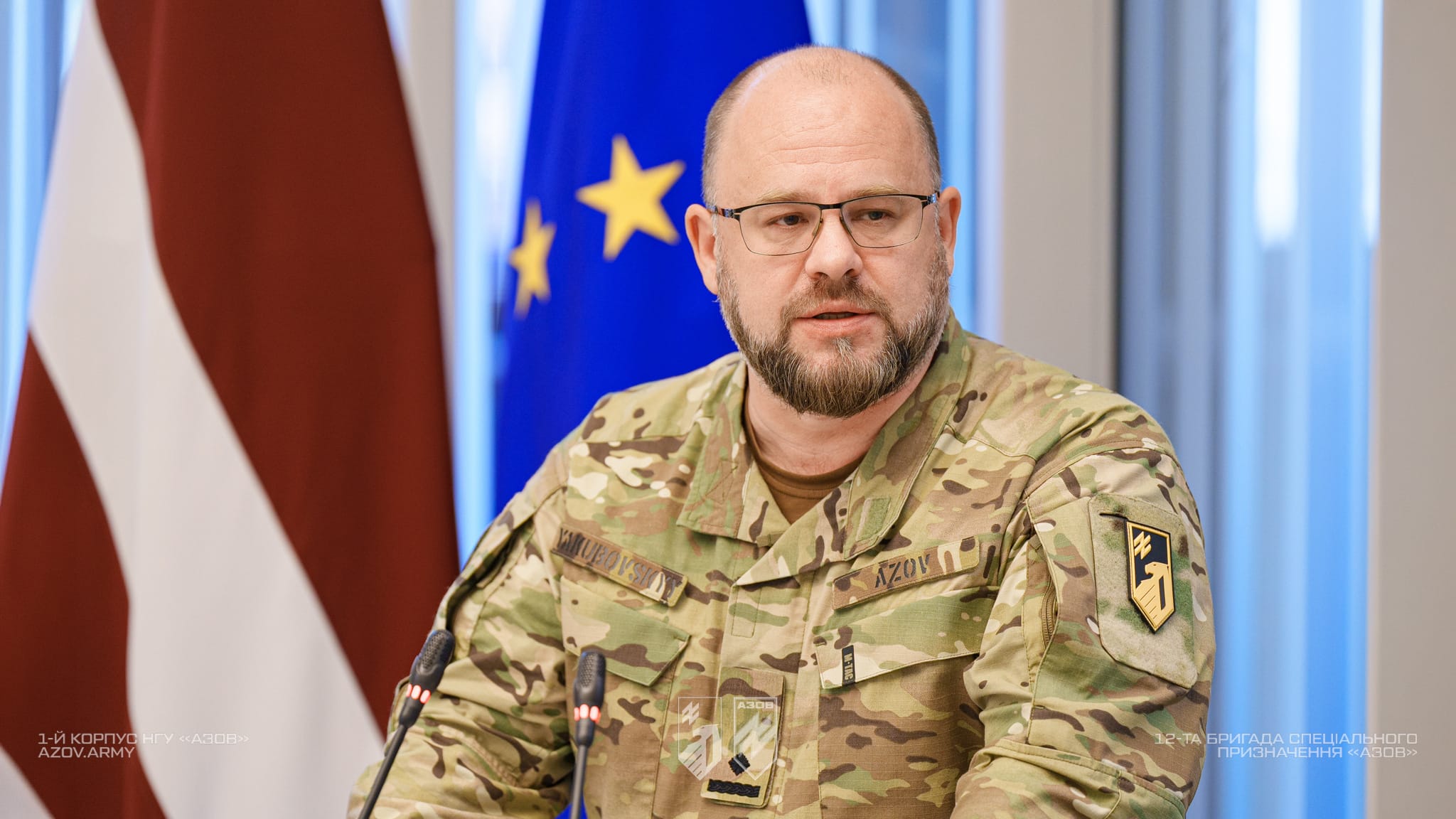 Представник 1-го корпусу НГУ «Азов» виступає під час офіційної зустрічі в Латвії