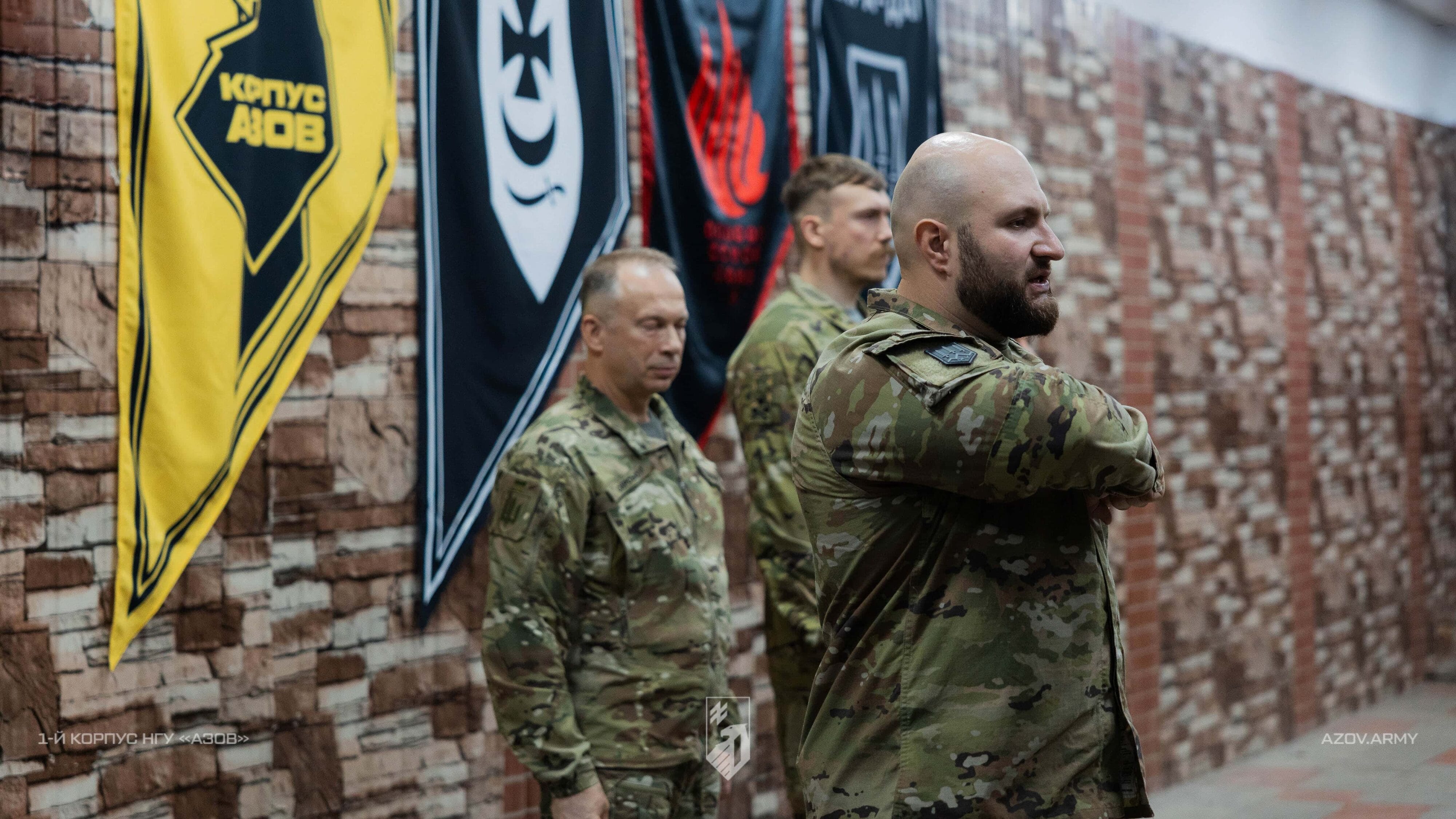 Представник командування звертається до військовослужбовців під час урочистого заходу.