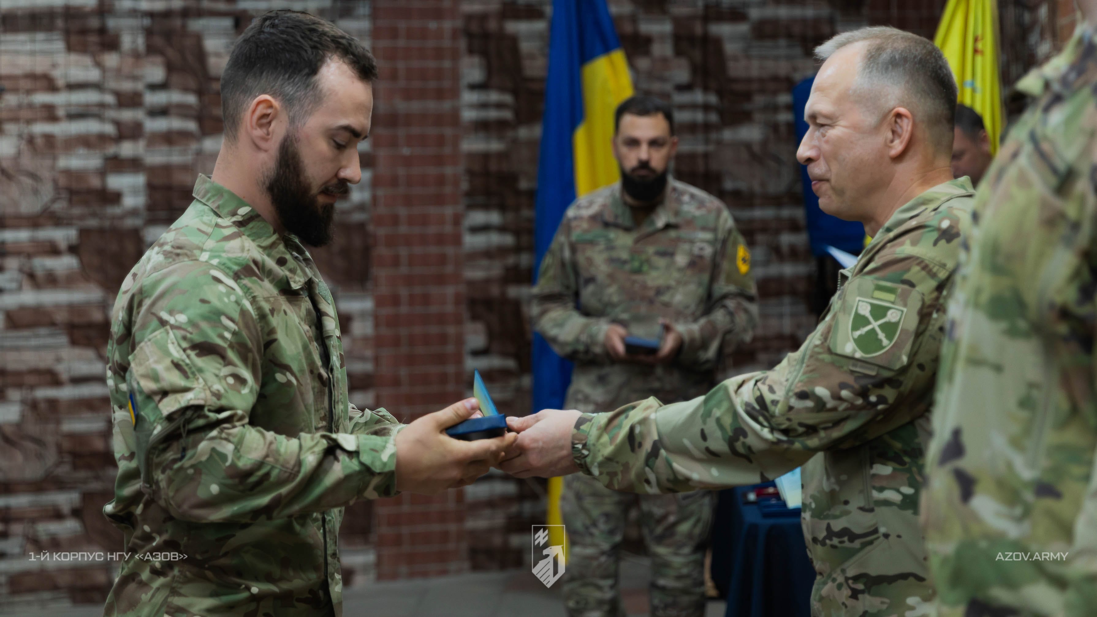 Військовослужбовець отримує відзнаку під час церемонії нагородження.