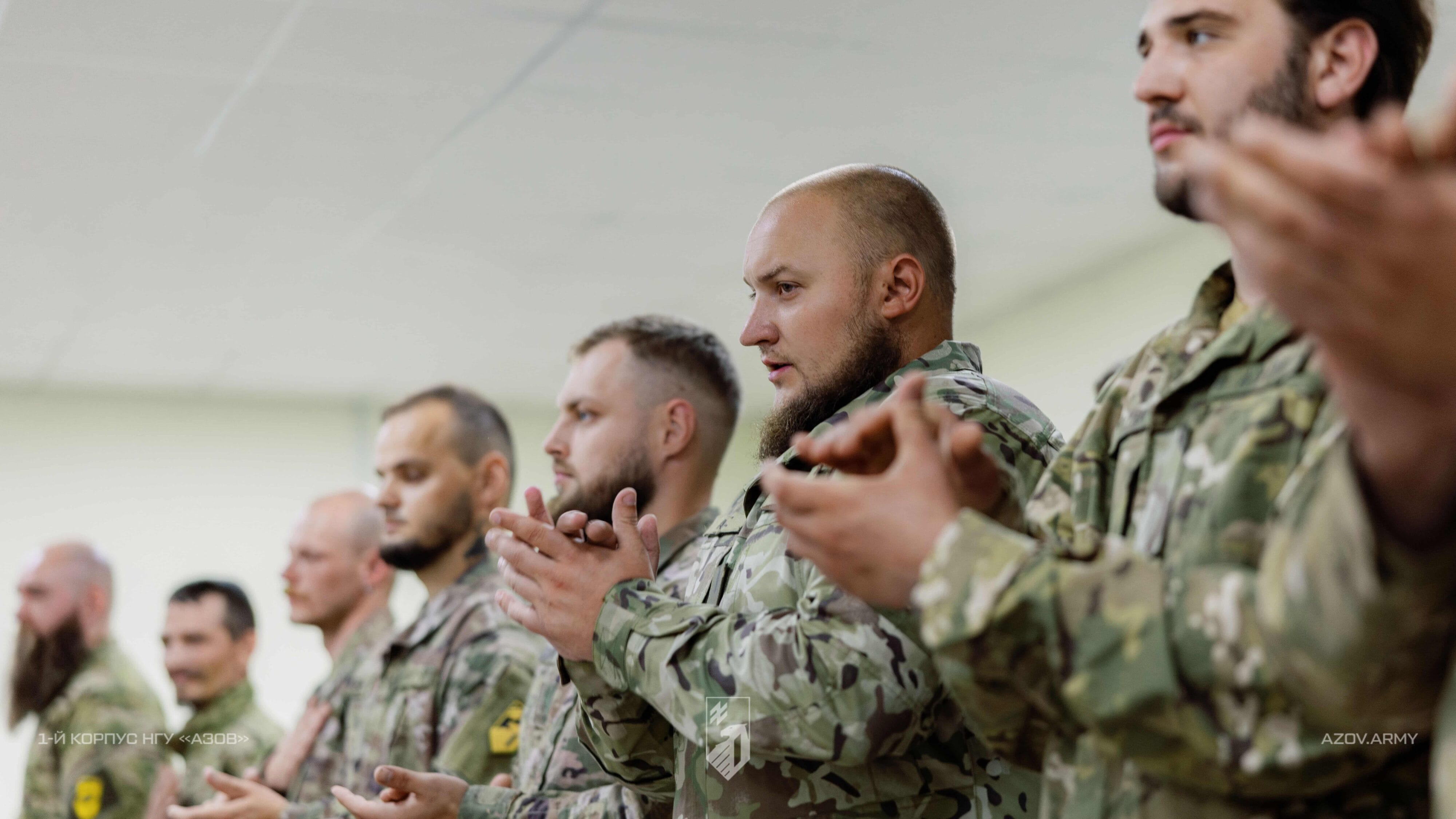 Військовослужбовці 1-го корпусу НГУ «Азов» аплодують під час церемонії нагородження