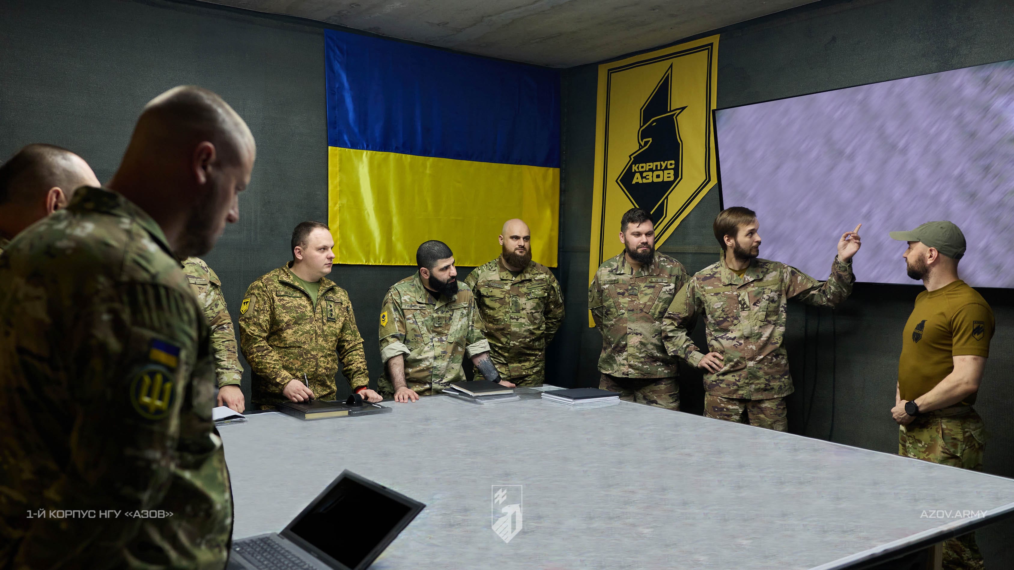 Командування та військовослужбовці 1-го корпусу НГУ «Азов» проводять робочу нараду.