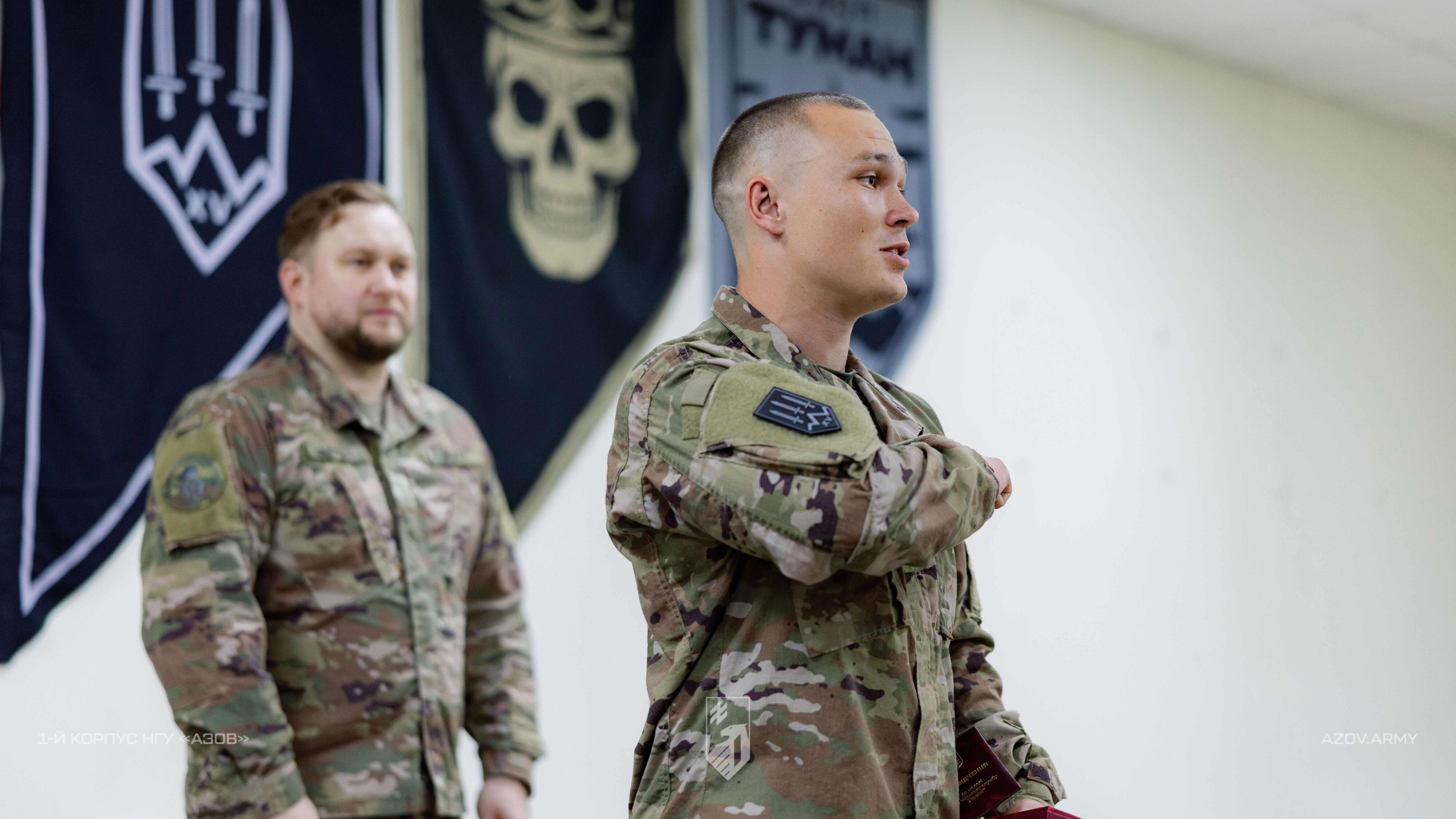 Військовослужбовець 1-го корпусу НГУ «Азов» отримує відомчу нагороду