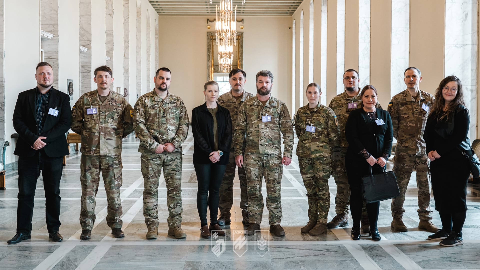 Делегація 1-го корпусу НГУ «Азов» та партнери під час спільного фото в будівлі парламенту Норвегії.