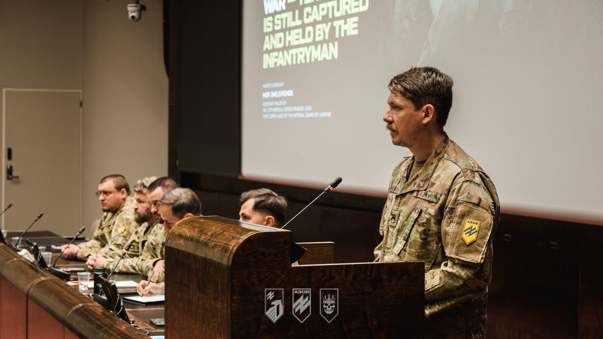 Представник 1-го корпусу НГУ «Азов» виступає з доповіддю на міжнародній конференції.