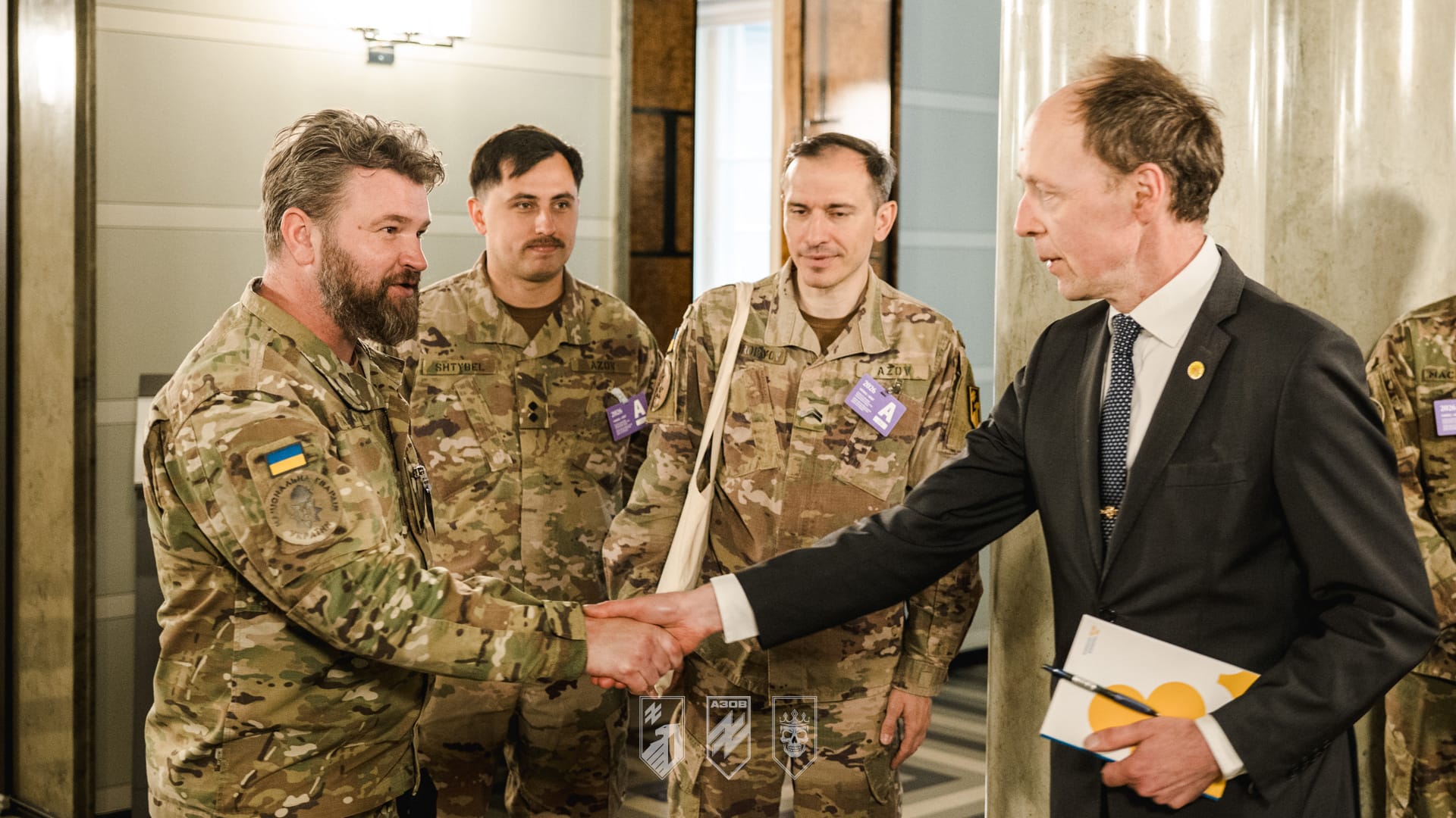 Представник 1-го корпусу НГУ «Азов» вітається з норвезьким посадовцем під час офіційної зустрічі.