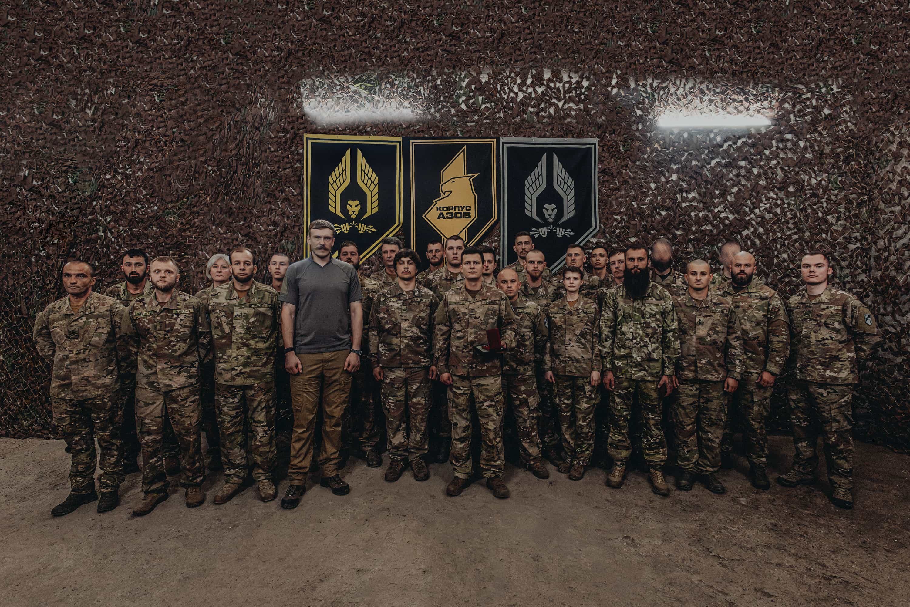 Військовослужбовці зенітного ракетно-артилерійського дивізіону «Страж» під час урочистого нагородження в 1-му корпусі НГУ «Азов»