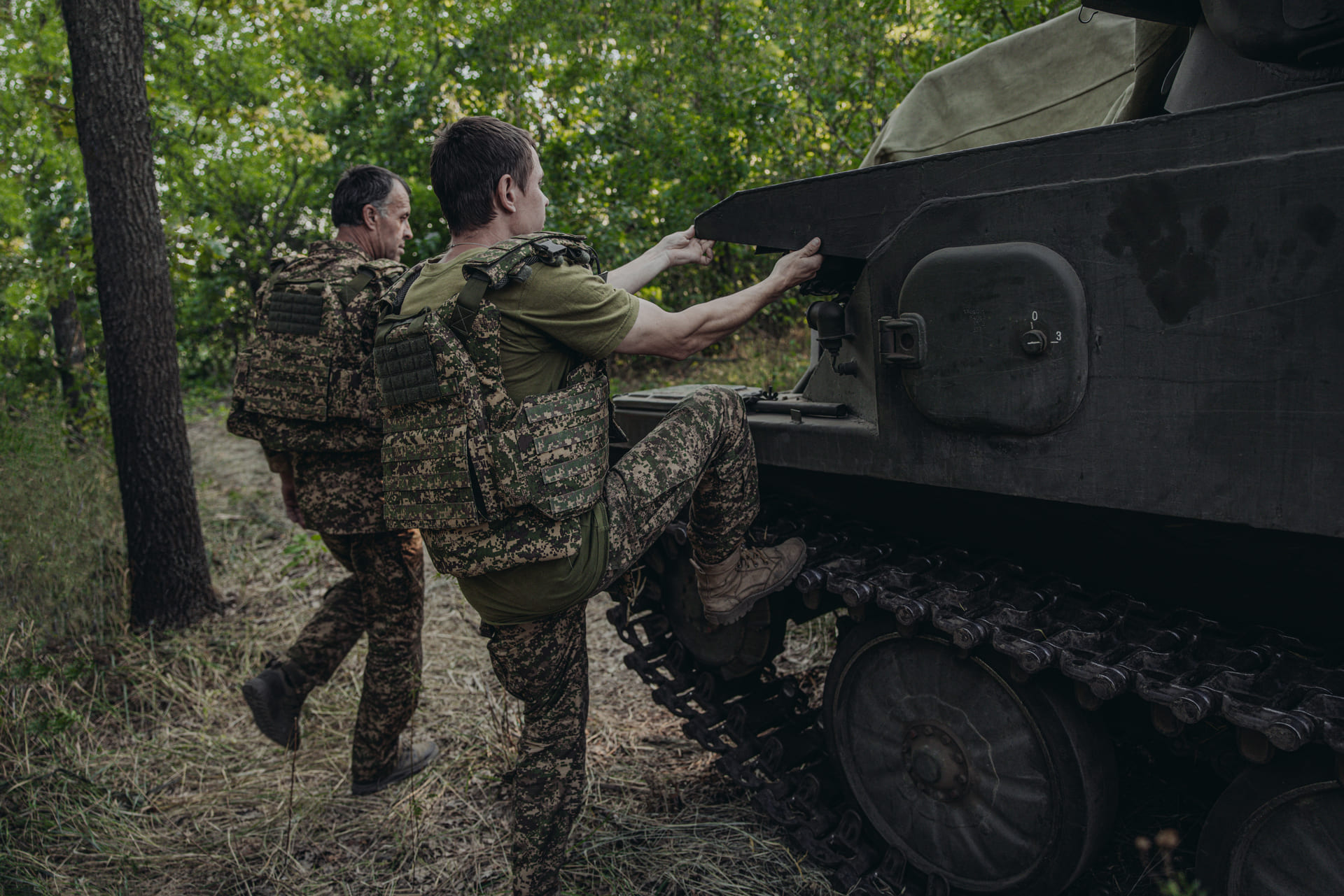 Soldiers of the Strazh Anti-Aircraft Missile and Artillery Battalion boarding a self-propelled anti-aircraft system