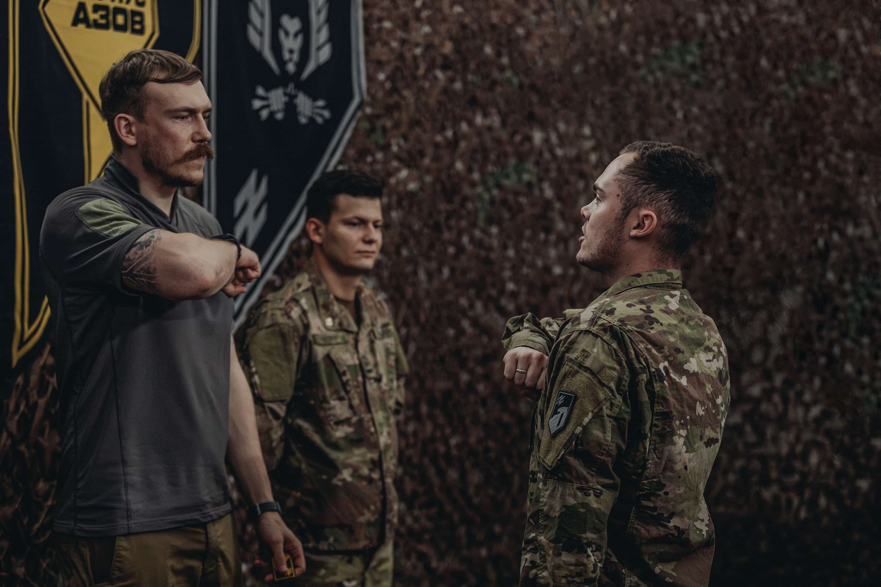 Командир та військовослужбовець зенітного ракетно-артилерійського дивізіону «Страж»