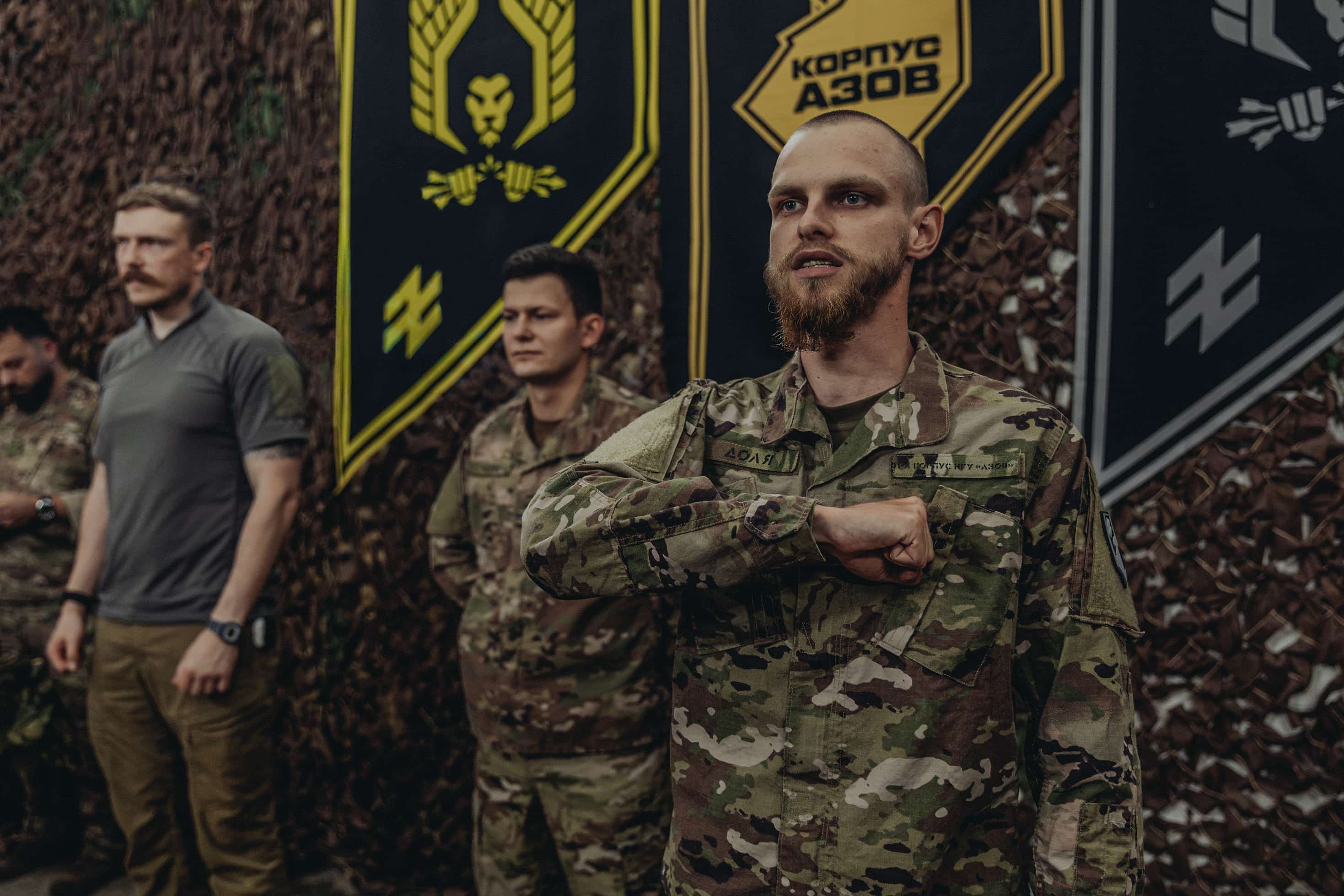 Військовослужбовець зенітного ракетно-артилерійського дивізіону «Страж» складає військове вітання під час урочистої церемонії