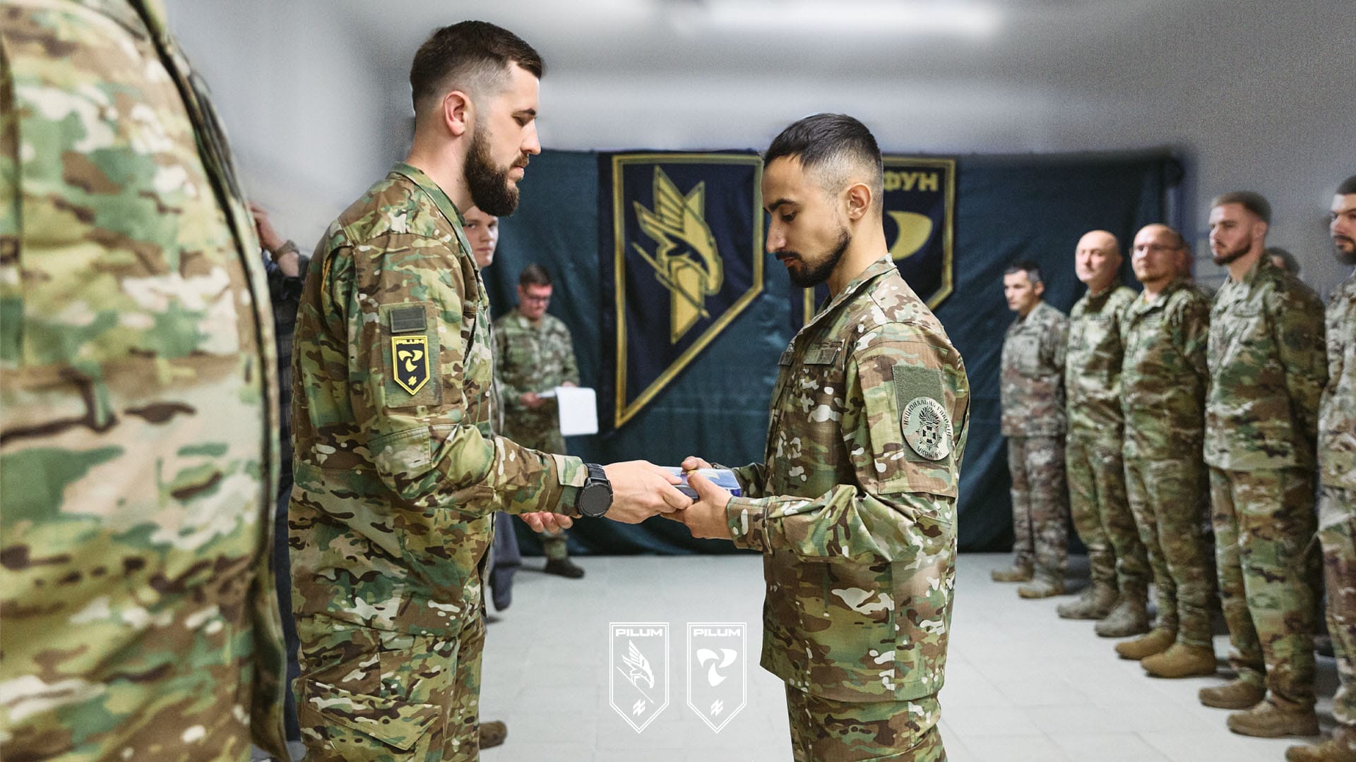 Командування підрозділу «Тайфун» полку «Пілум» звертається до військовослужбовців під час урочистих заходів.