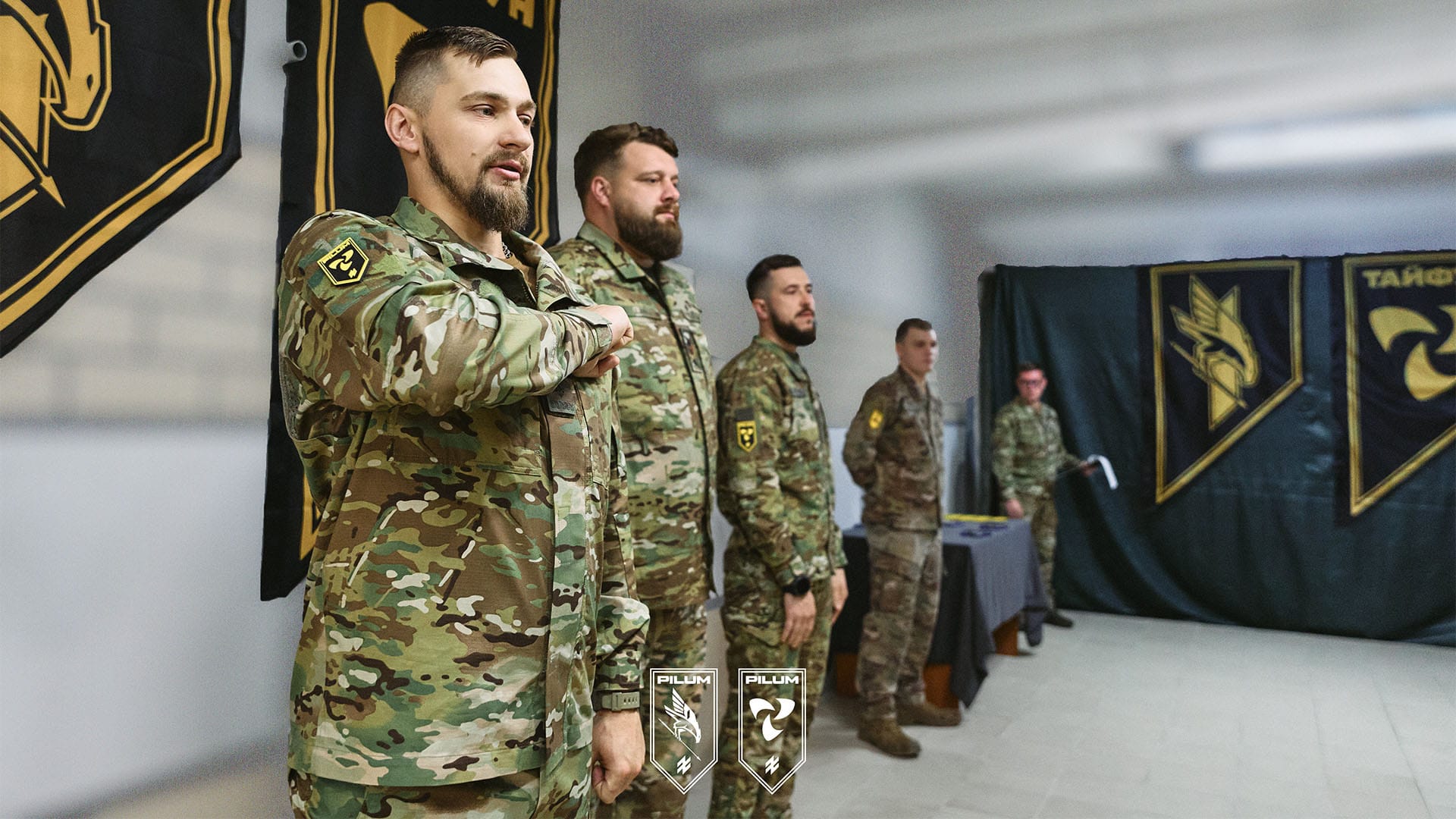 Військовослужбовець підрозділу «Тайфун» полку «Пілум» отримує відзнаку під час урочистого нагородження.