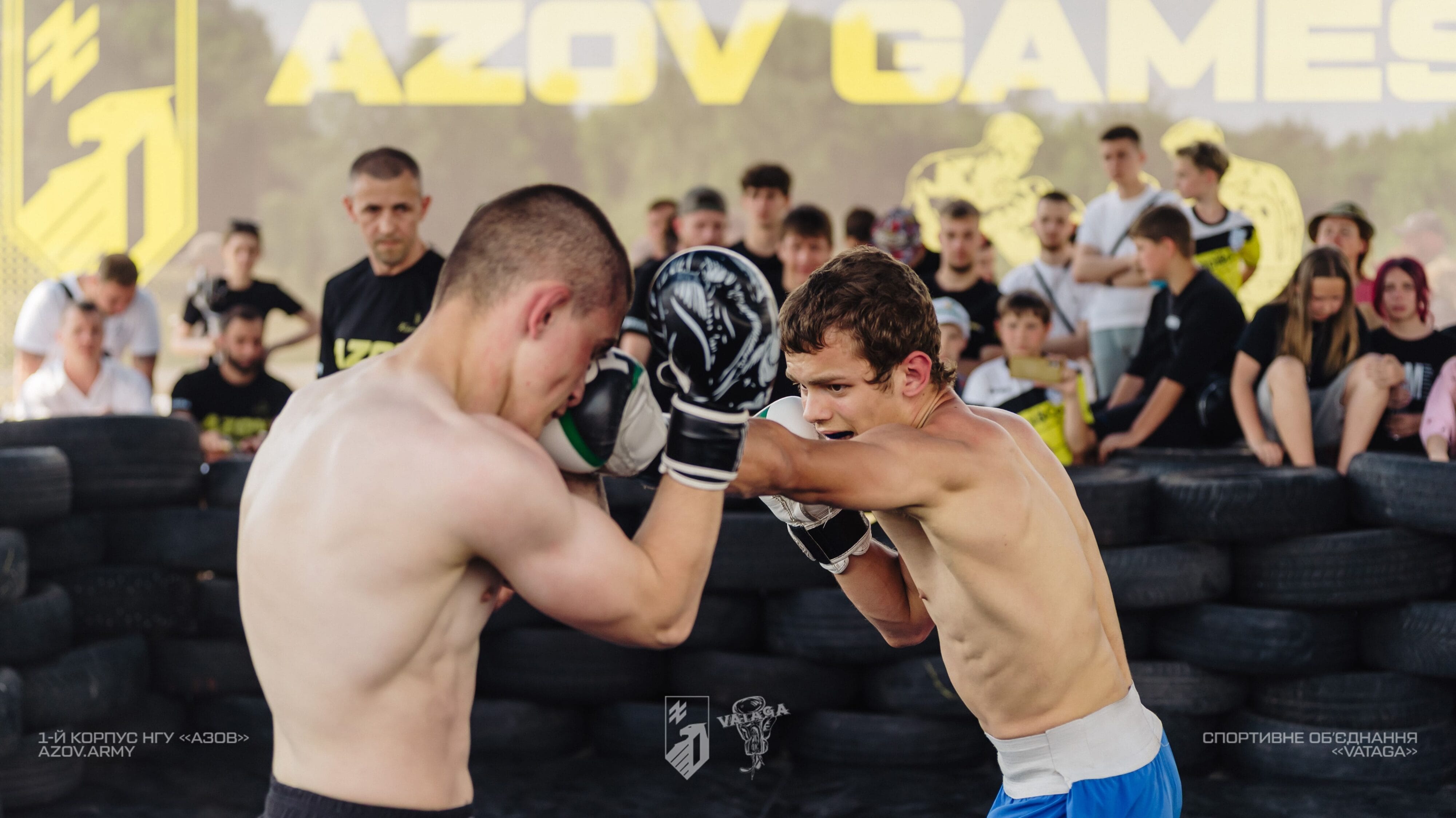 Юні спортсмени проводять боксерський поєдинок під час Azov Games