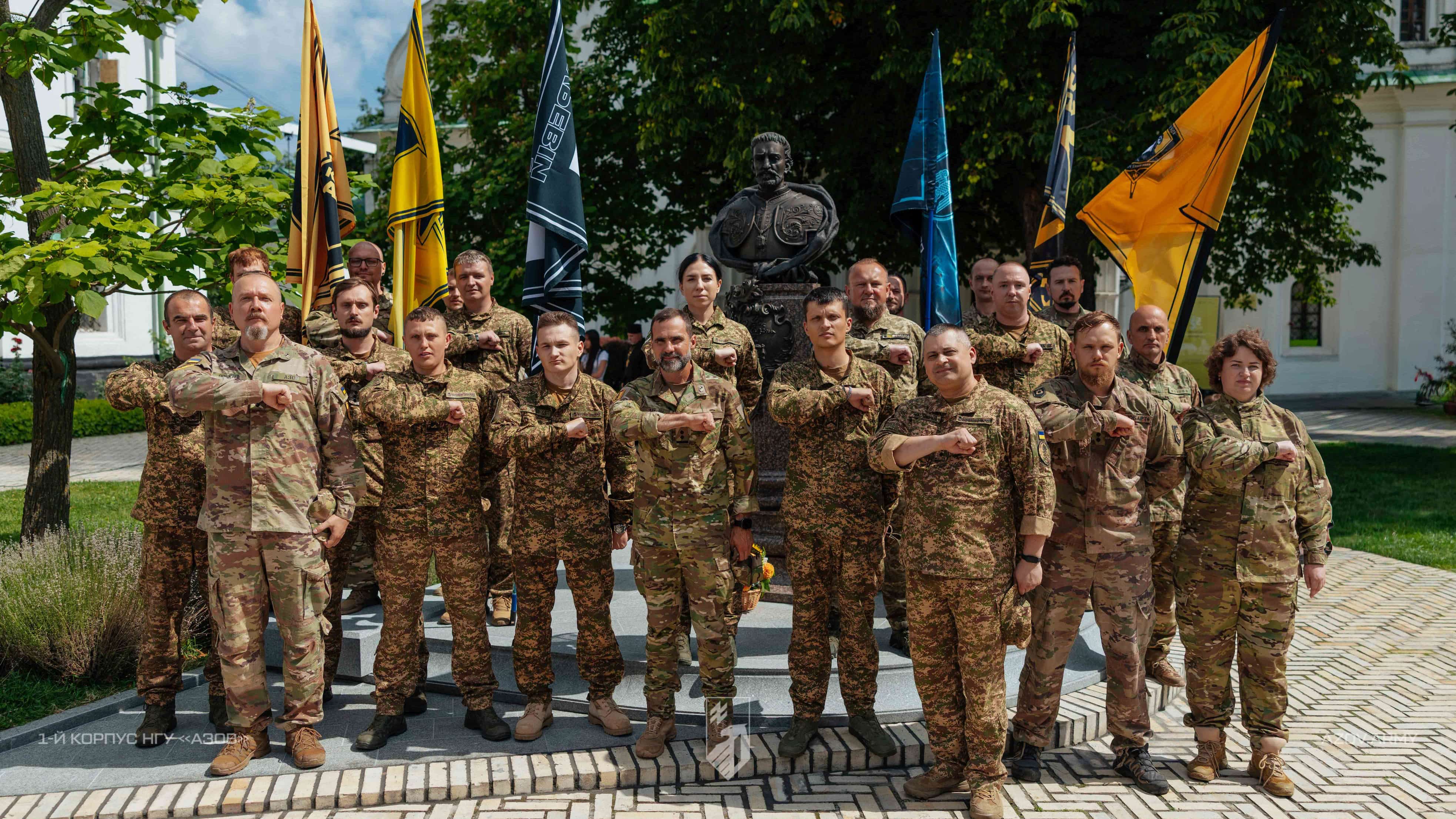 Представники 1-го корпусу НГУ під час церемонії освячення пам'ятника гетьману Івану Мазепі