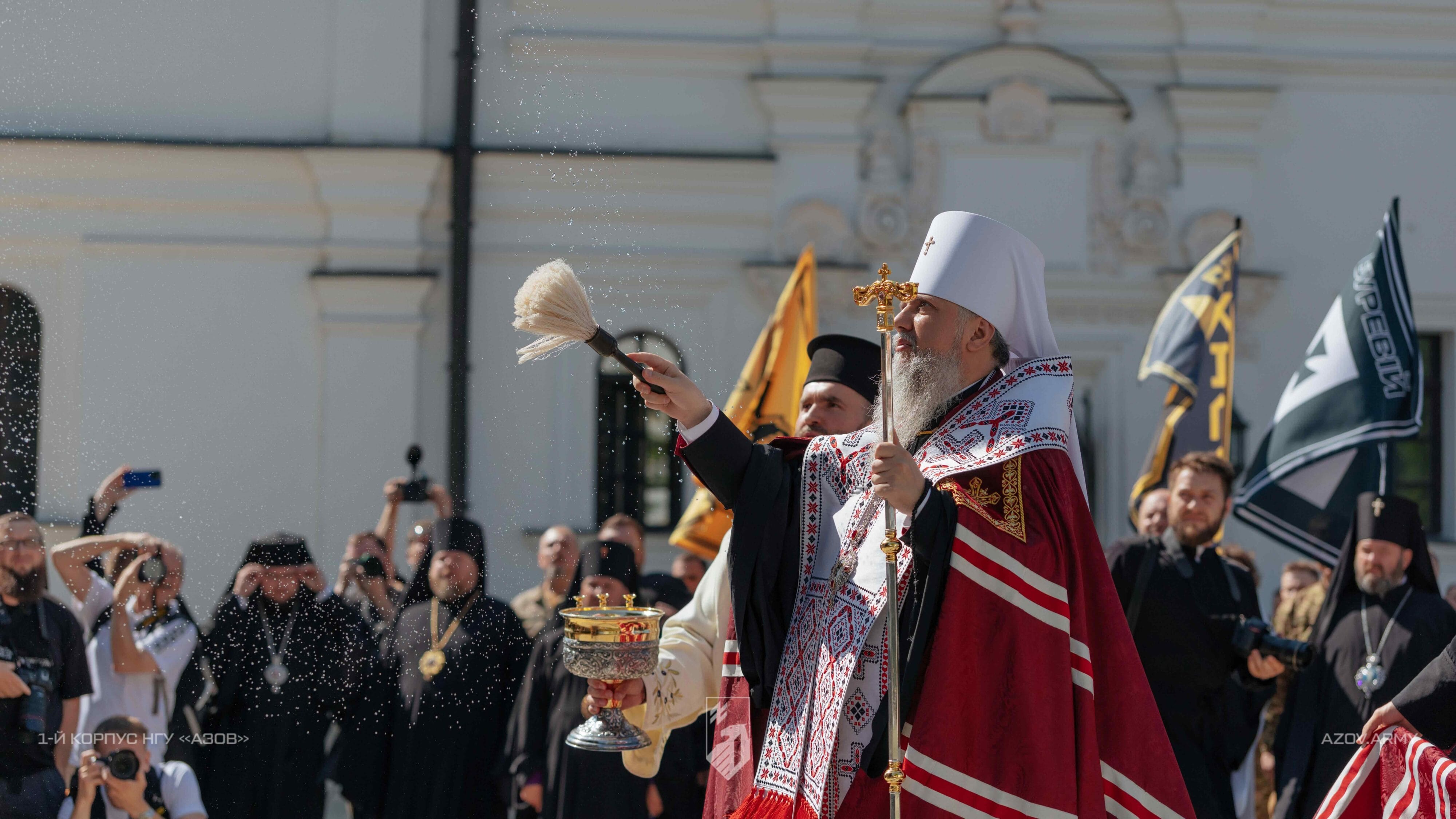 Предстоятель Православної церкви України освячує пам'ятник гетьману Івану Мазепі