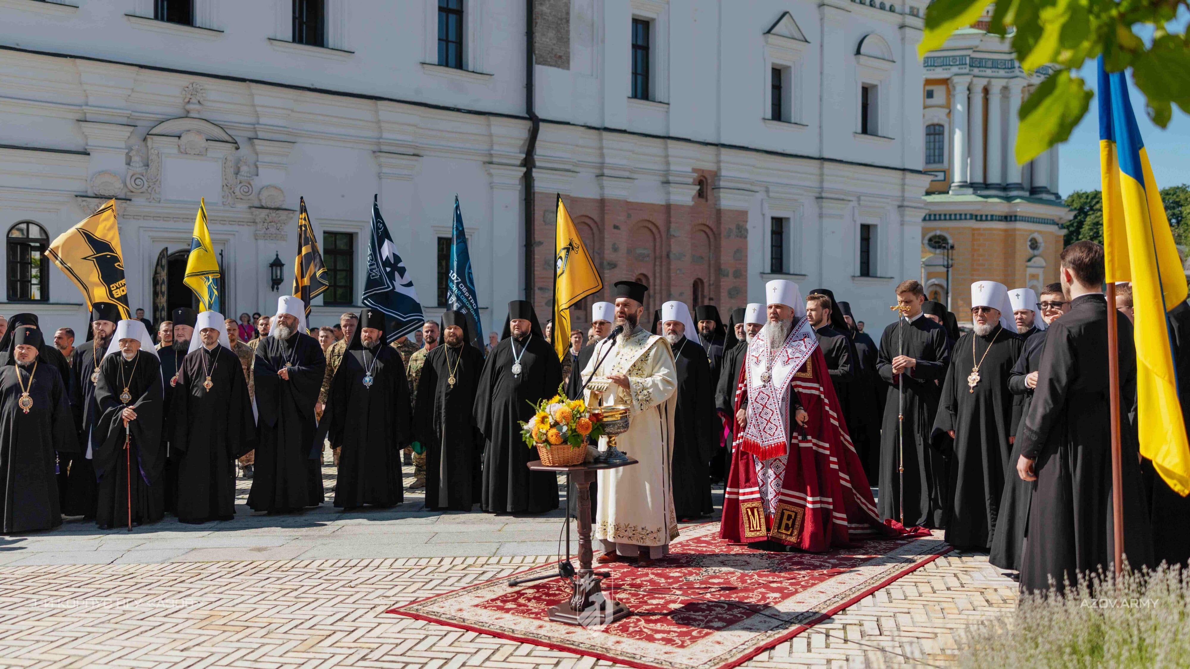 Богослужіння під час освячення пам'ятника гетьману Івану Мазепі в Києво-Печерській лаврі