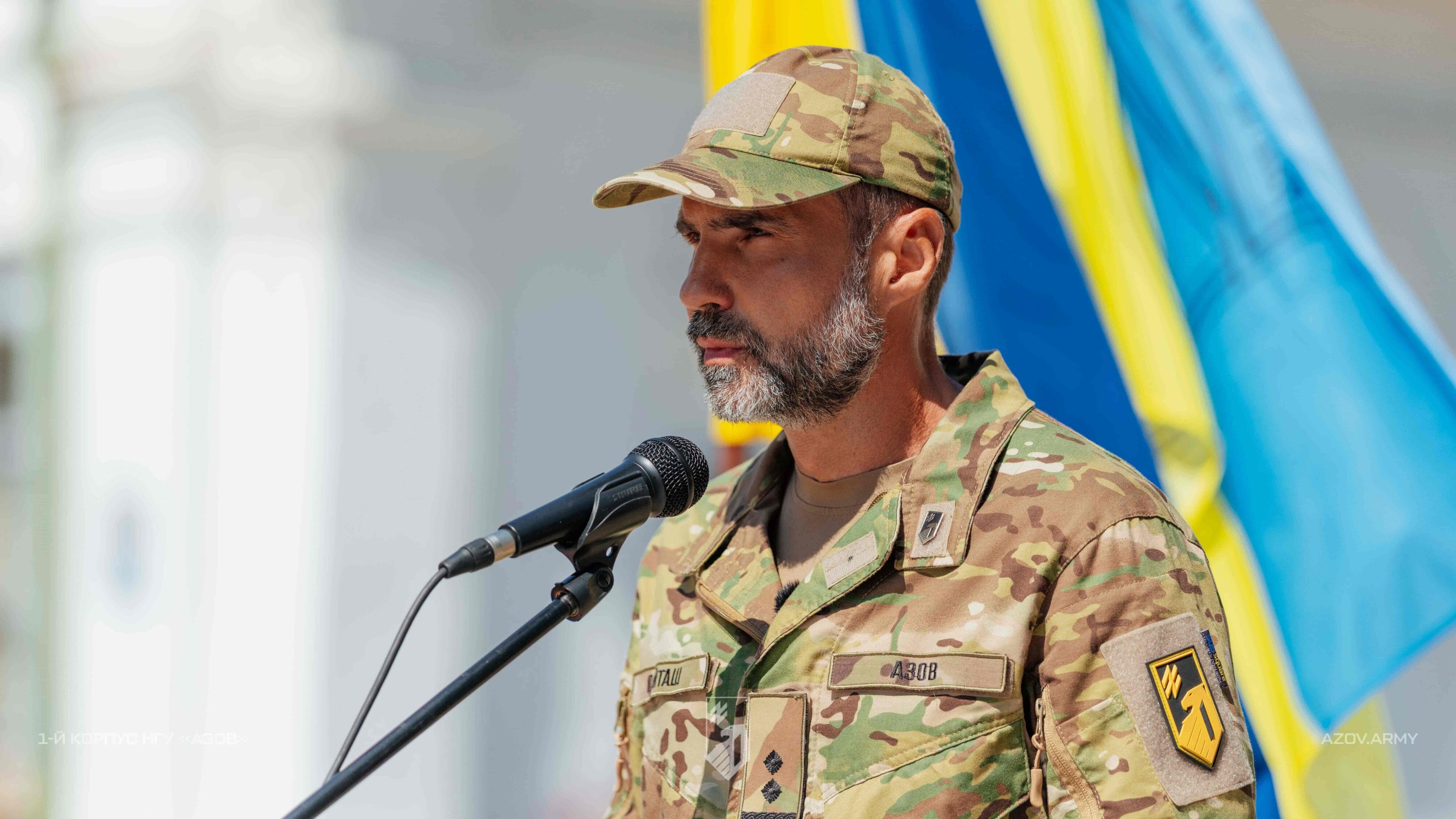Військовий виступає під час церемонії біля пам'ятника гетьману Івану Мазепі