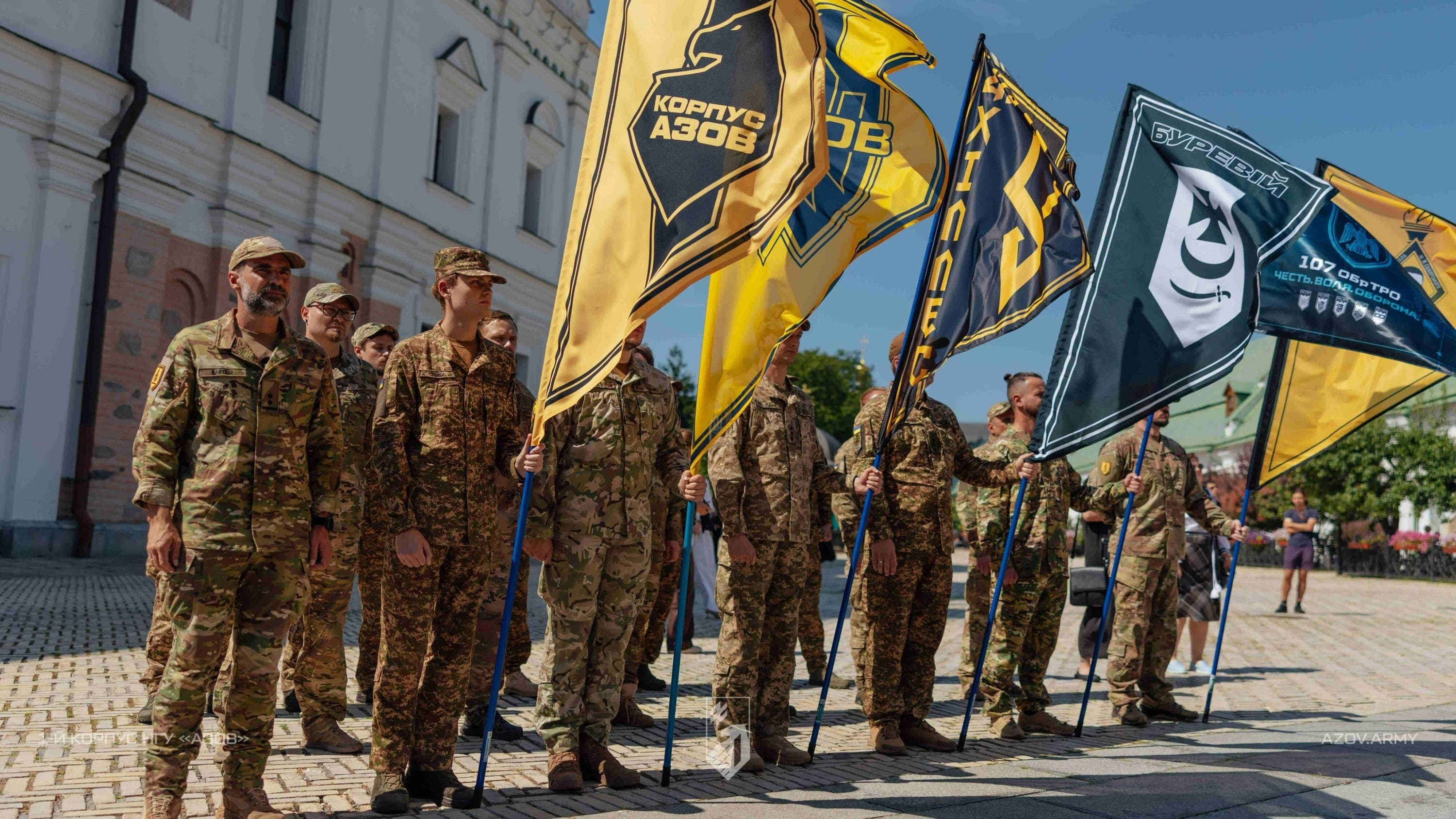 Прапороносці під час церемонії освячення пам'ятника гетьману Івану Мазепі