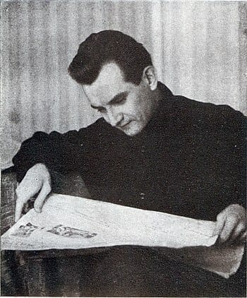 Євген Плужник читає рукопис