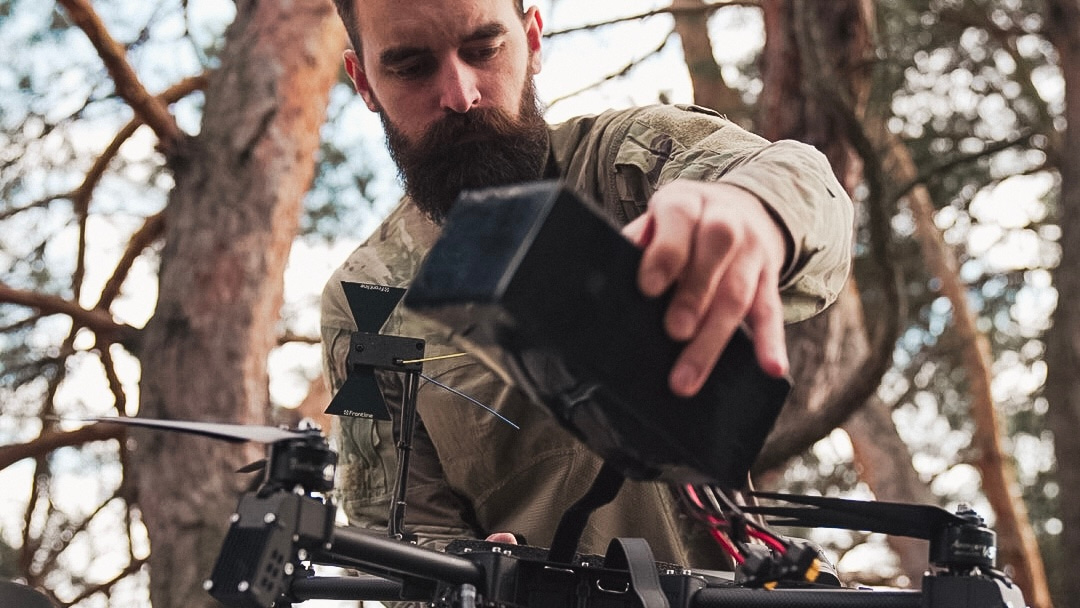 Оператор БПЛА 52-го окремого штурмового полку «Forge» готує безпілотник.