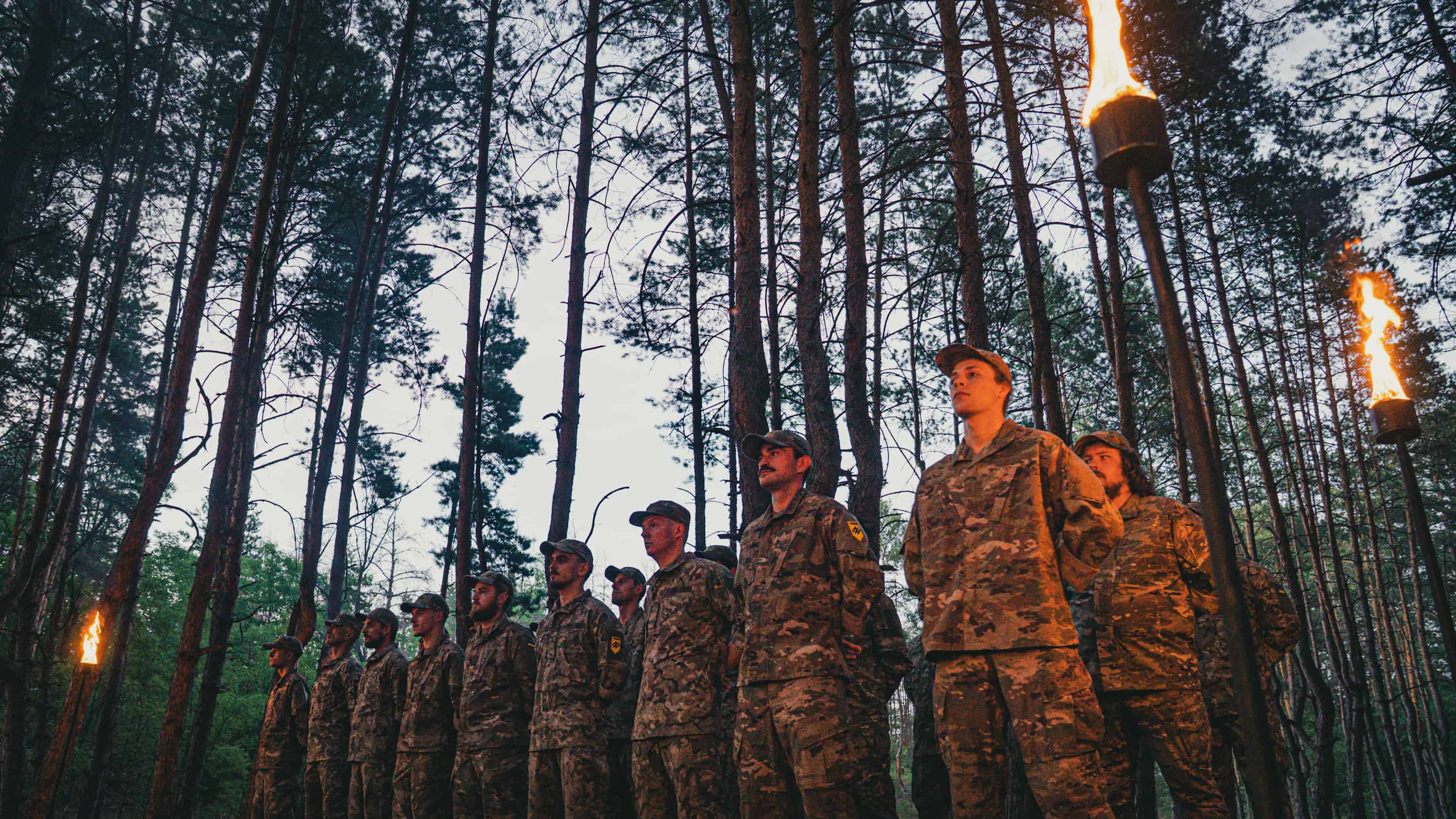 Військовослужбовці 52-го окремого штурмового полку «Forge» під час церемонії в лісі.