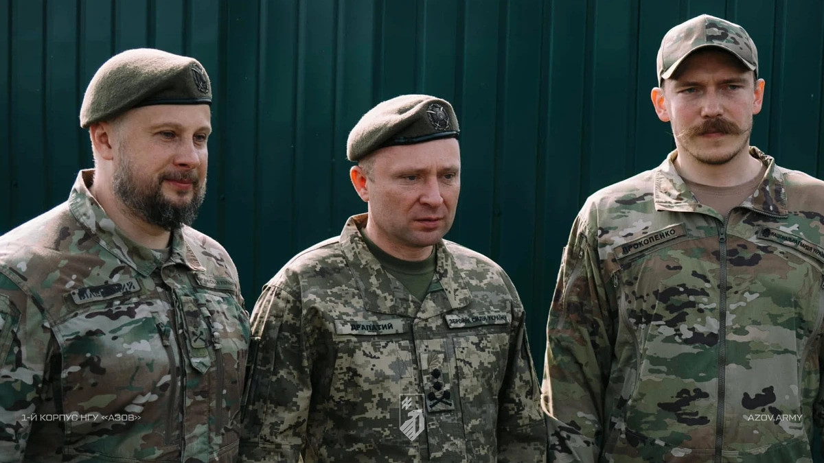 Андрій Білецький, Михайло Драпатий та Денис «Редіс» Прокопенко на церемонії поховання Євгена Коновальця.