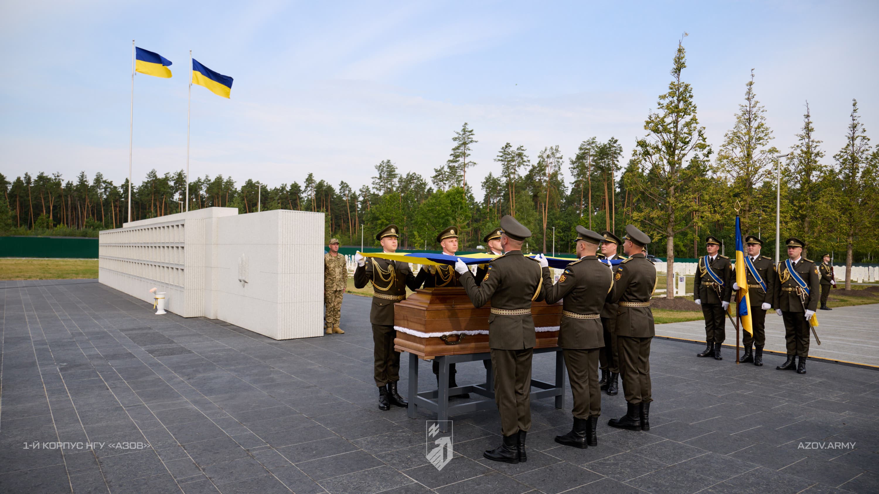 Почесна варта біля труни Євгена Коновальця під час церемонії поховання.